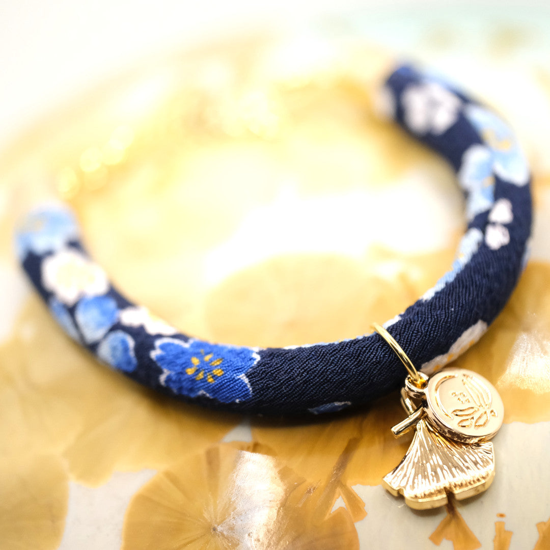 Japanisches Seidenarmband Sakura Blau „Hachi“ mit einem Ginkgoblatt