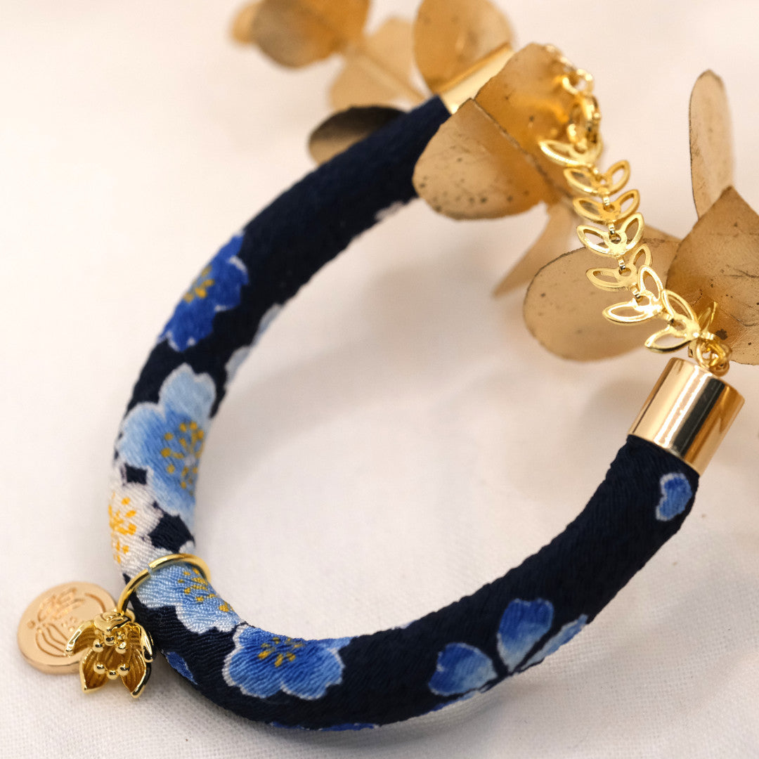 Japanisches Seidenarmband Sakura Blau „Hachi“ mit einer Kirschblüte