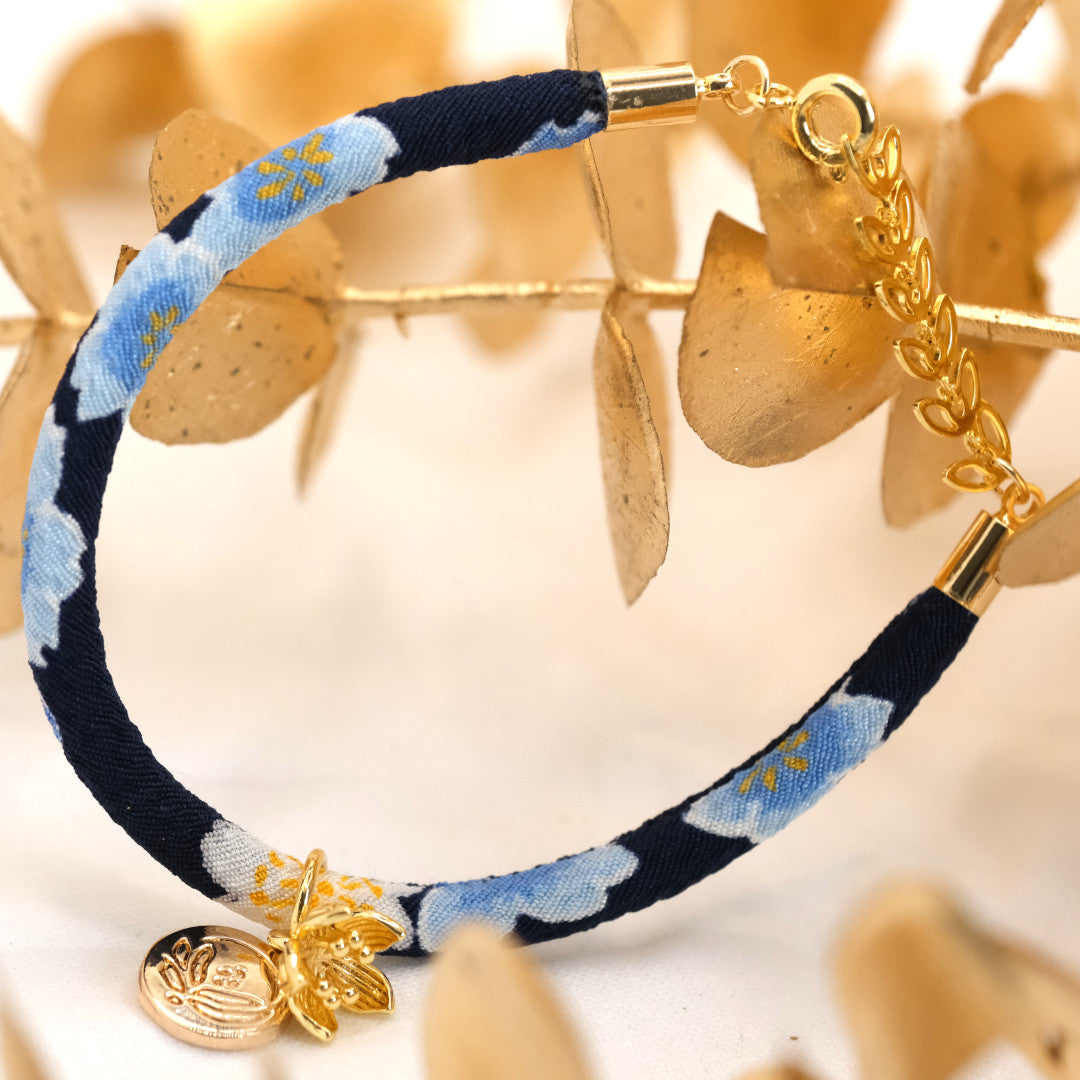 Japanisches Sakura Seidenarmband Blau „Yon“ mit einer Kirschblüte