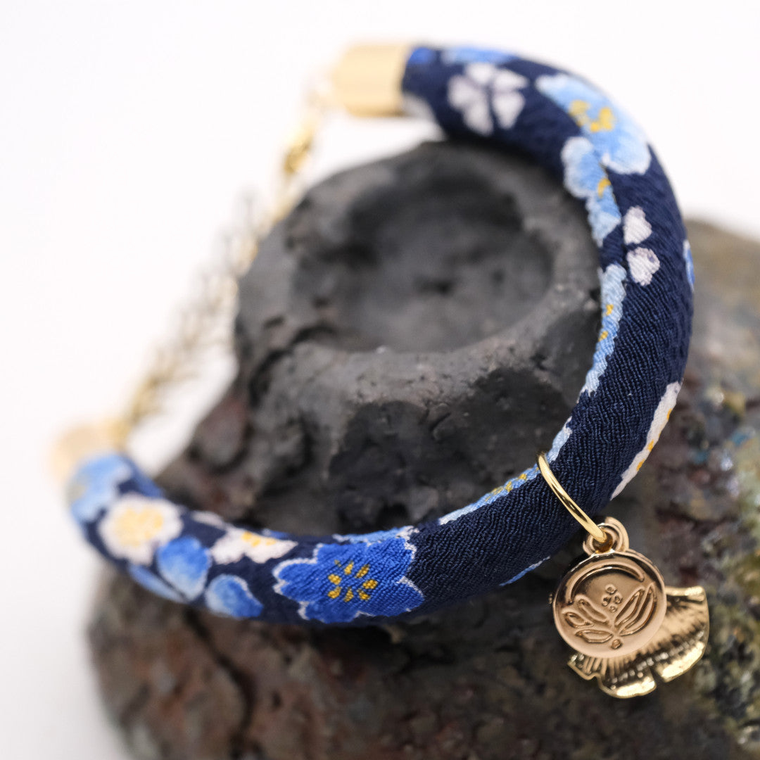 Japanisches Seidenarmband Sakura Blau „Hachi“ mit einem Ginkgoblatt