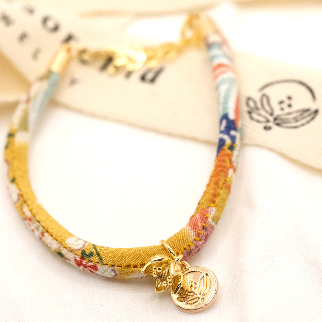 Individualisiert Japanisches Sakura Seidenarmband Gelb „Yon“ mit einer Kirschblüte