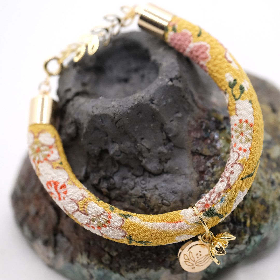 Individualisiert Japanisches Seidenarmband Sakura Gelb „Hachi“ mit einer Kirschblüte