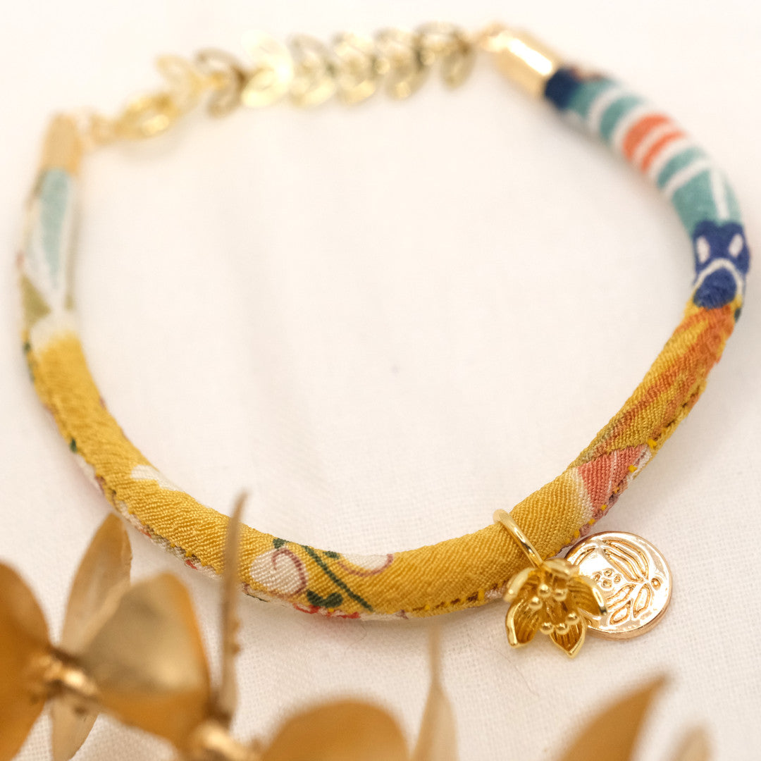 Individualisiert Japanisches Sakura Seidenarmband Gelb „Yon“ mit einer Kirschblüte