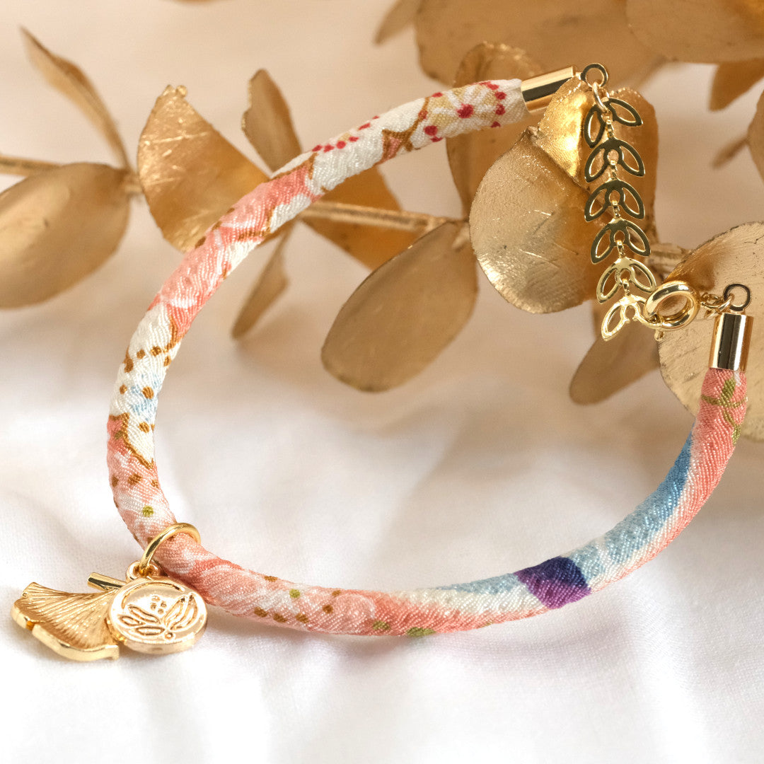 Individualisiert Japanisches Seidenarmband Rosa „Yon“ mit einem Ginkgoblatt Anhänger