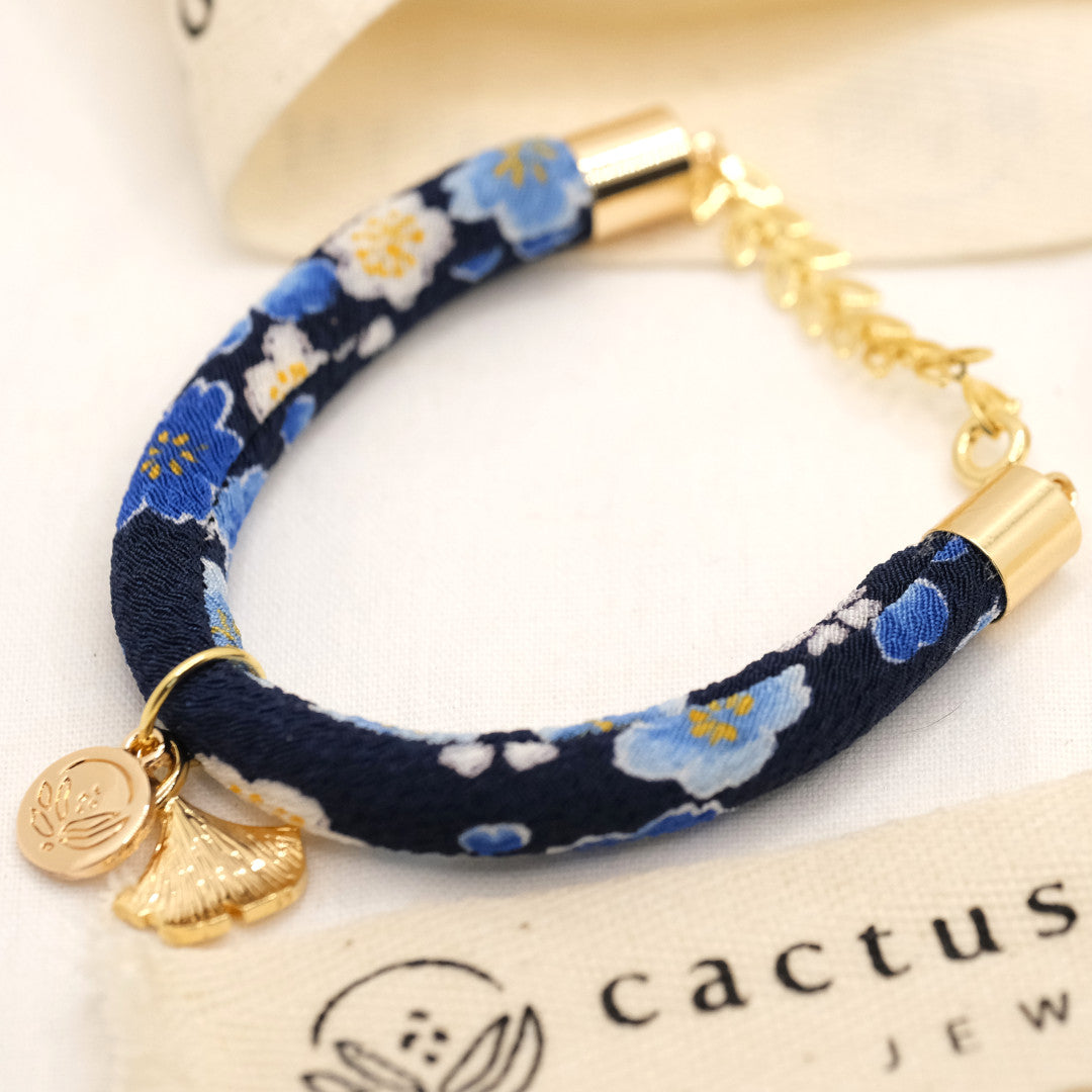 Japanisches Seidenarmband Sakura Blau „Hachi“ mit einem Ginkgoblatt