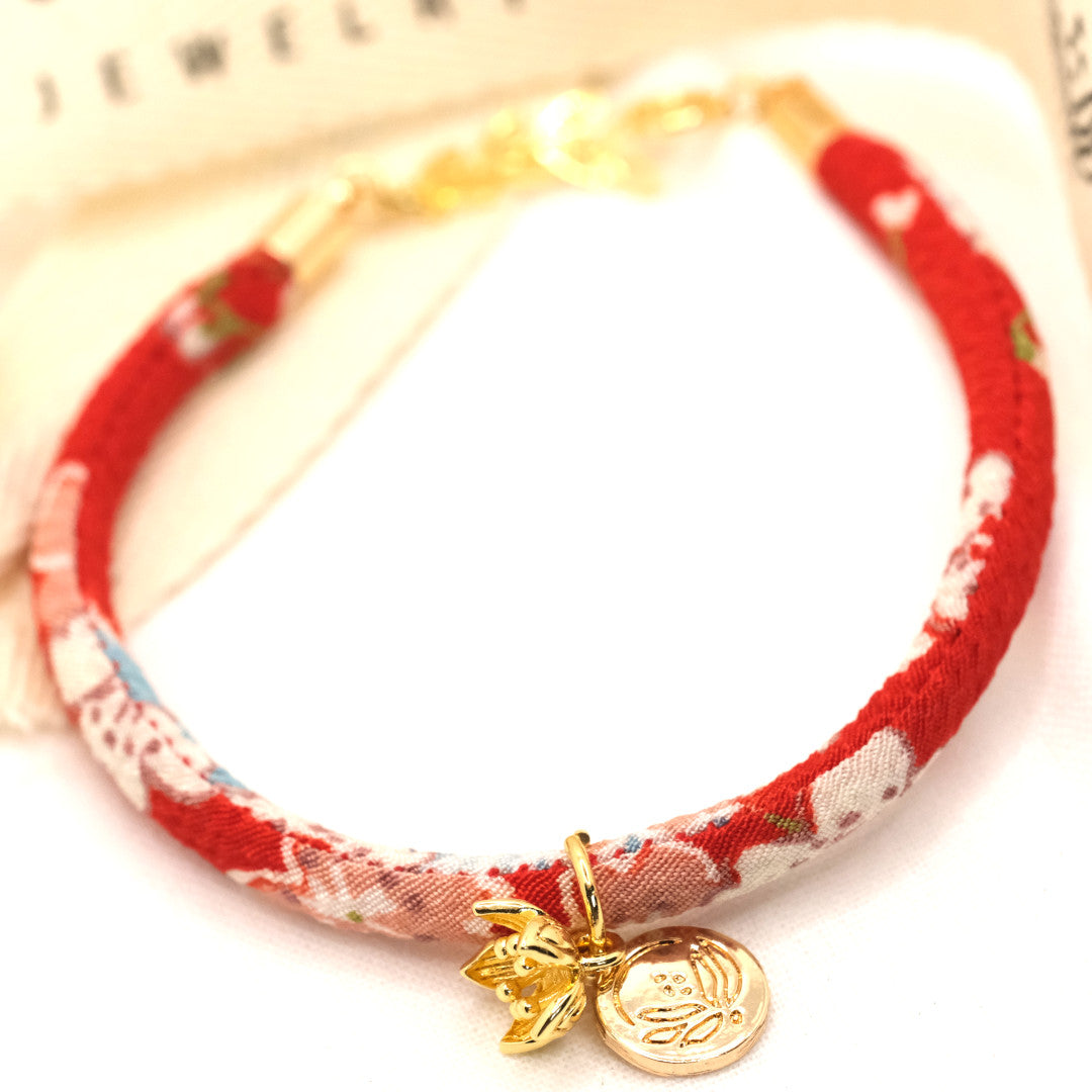 Individualisiert Japanisches Sakura Seidenarmband Rot „Yon“ mit einer Kirschblüte