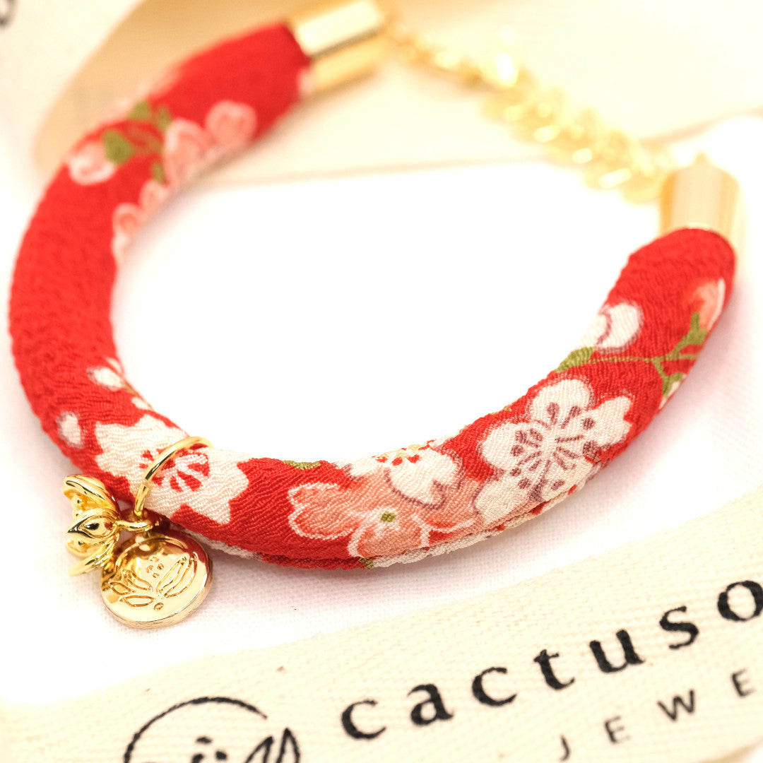 Individualisiert Japanisches Seidenarmband Sakura Rot „Hachi“ mit einer Kirschblüte