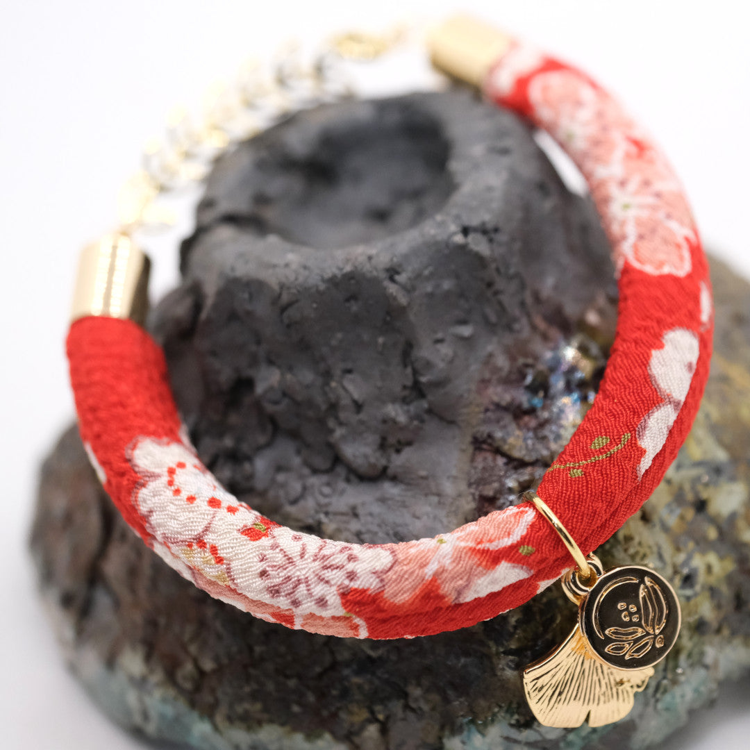 Japanisches Seidenarmband Sakura Rot „Hachi“ mit einem Ginkgoblatt