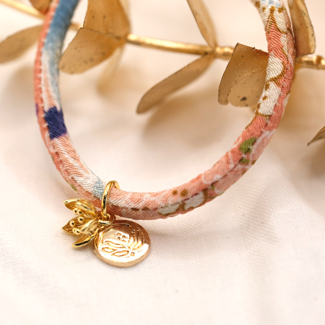 Individualisiert Japanisches Sakura Seidenarmband Rosa „Yon“ mit einer Kirschblüte