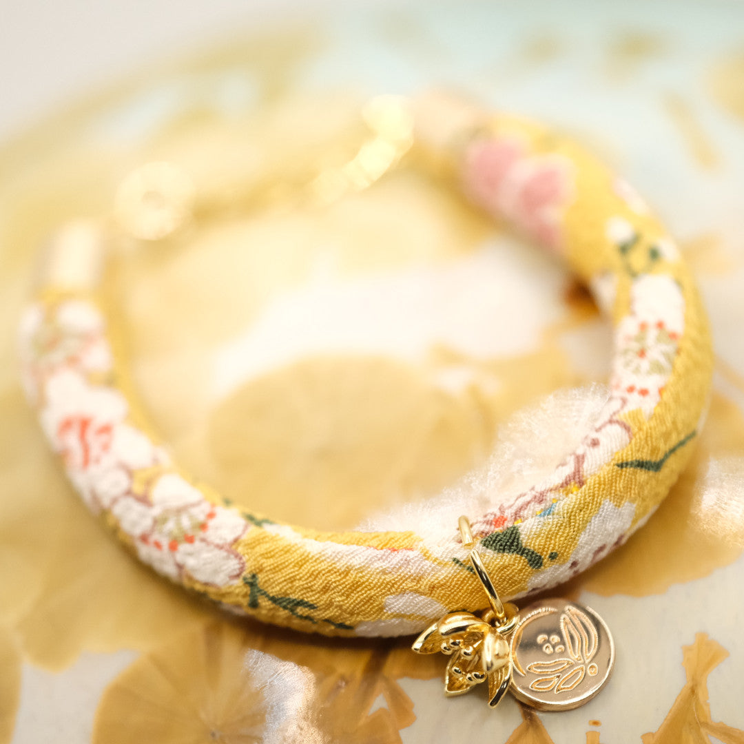 Individualisiert Japanisches Seidenarmband Sakura Gelb „Hachi“ mit einer Kirschblüte