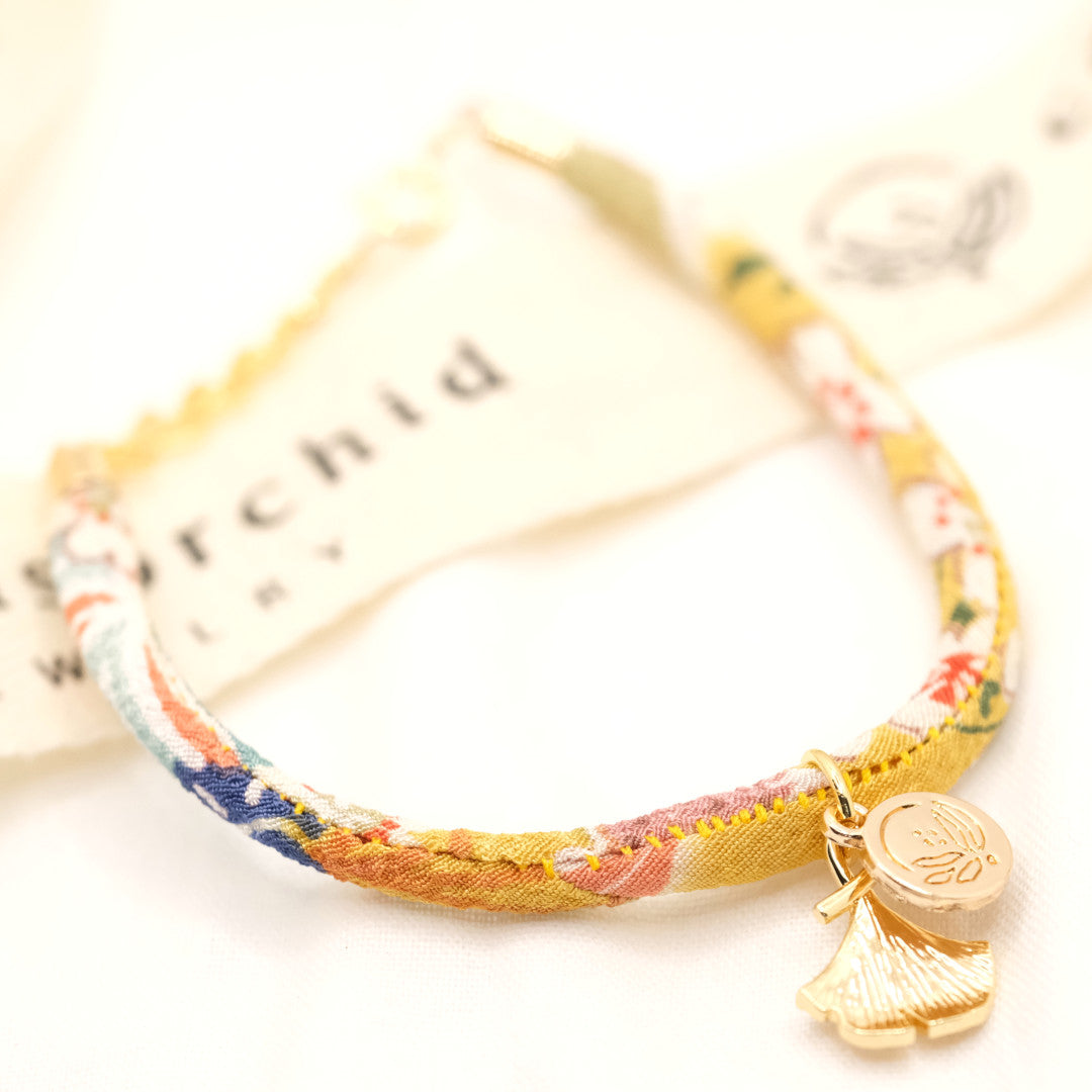 Individualisiert Japanisches Sakura Seidenarmband Gelb „Yon“ mit einem Ginkgoblatt
