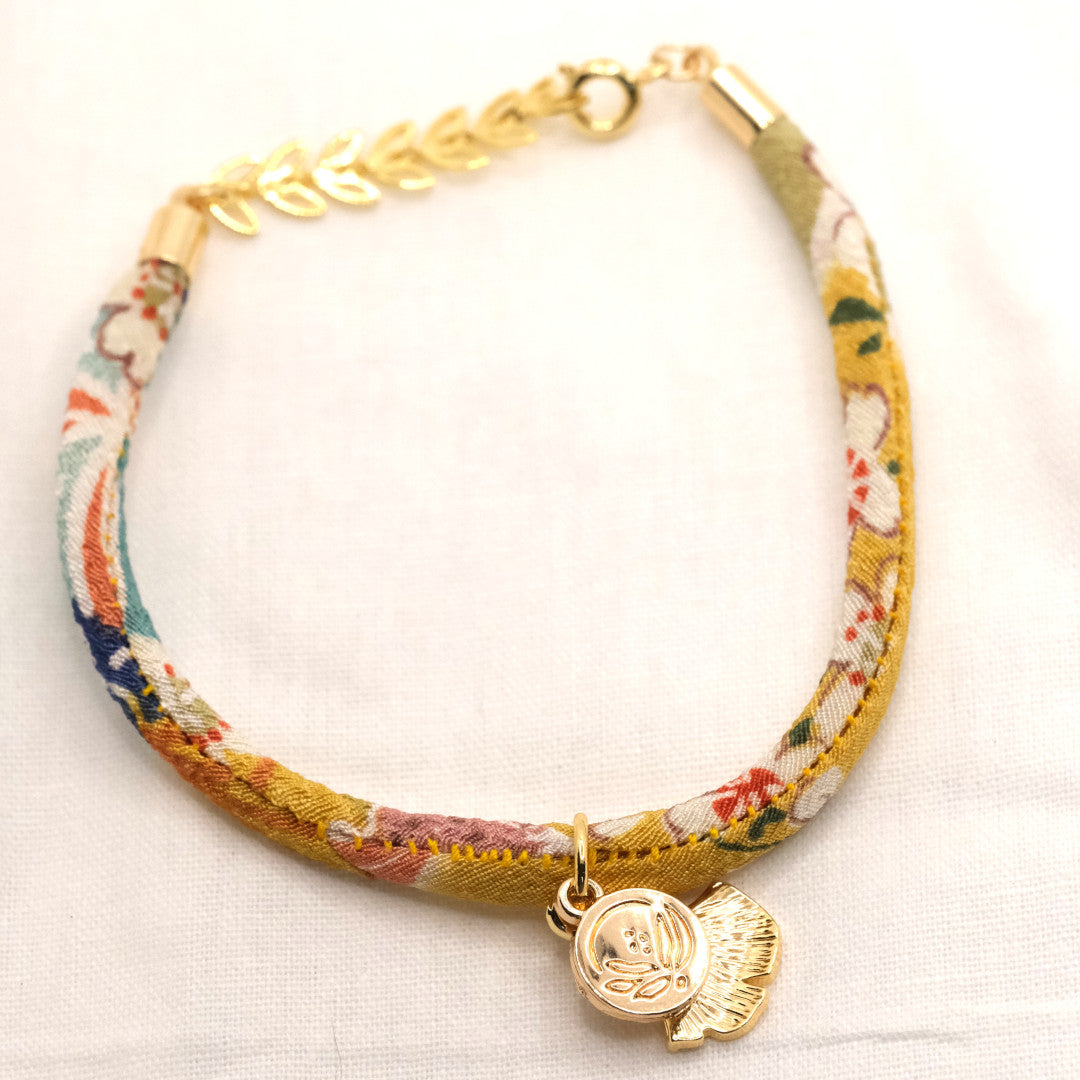Individualisiert Japanisches Sakura Seidenarmband Gelb „Yon“ mit einem Ginkgoblatt