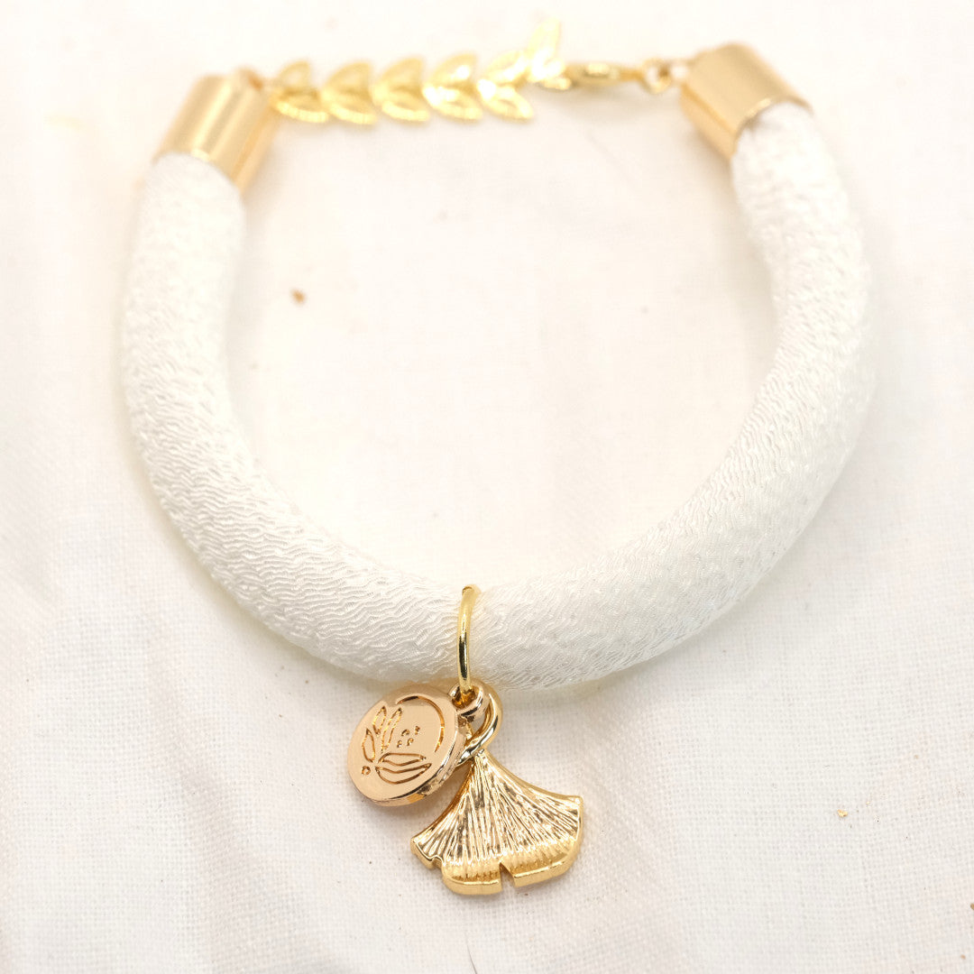 Japanisches Seidenarmband Weiss „Hachi“ mit einem Ginkgoblatt
