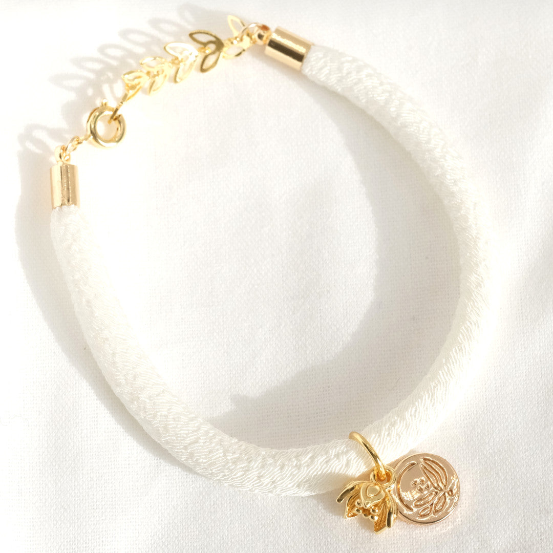 Japanisches Seidenarmband Weiss „Hachi“ mit einer Kirschblüte