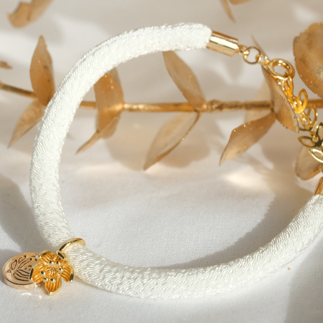 Japanisches Seidenarmband Weiss „Yon“ mit einer Kirschblüte