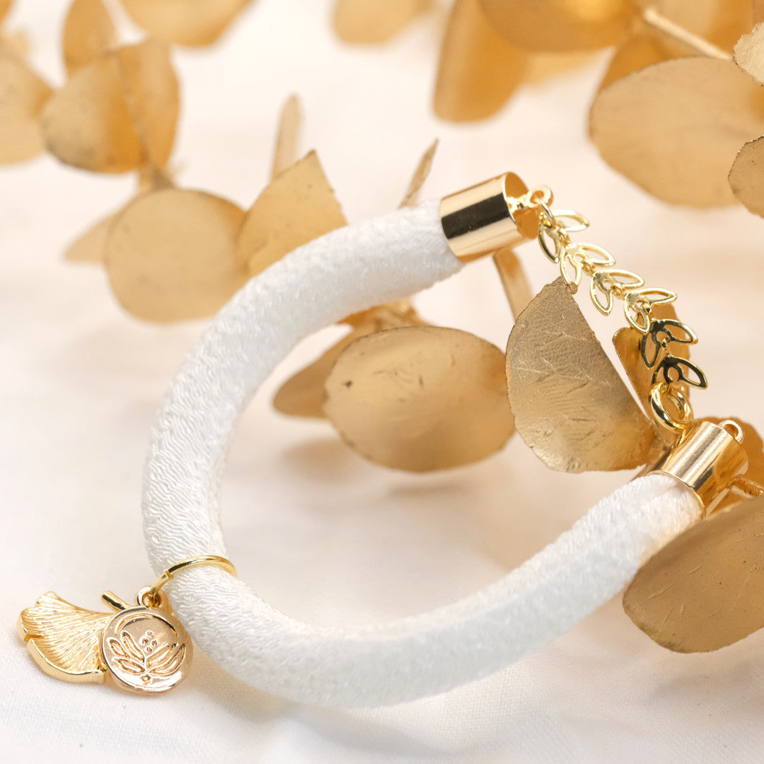Japanisches Seidenarmband Weiss „Hachi“ mit einem Ginkgoblatt