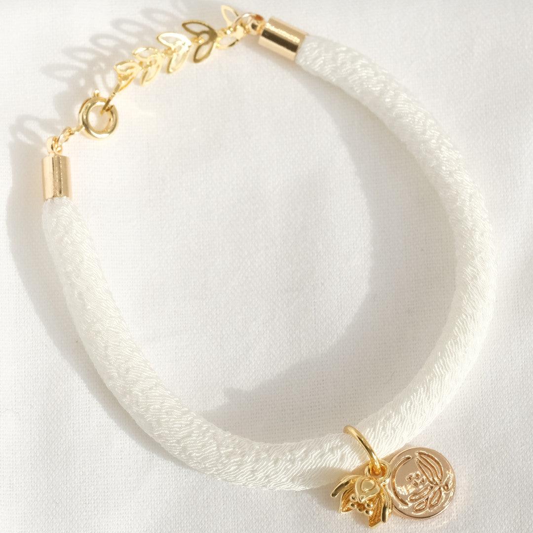 Japanisches Seidenarmband Weiss „Yon“ mit einer Kirschblüte