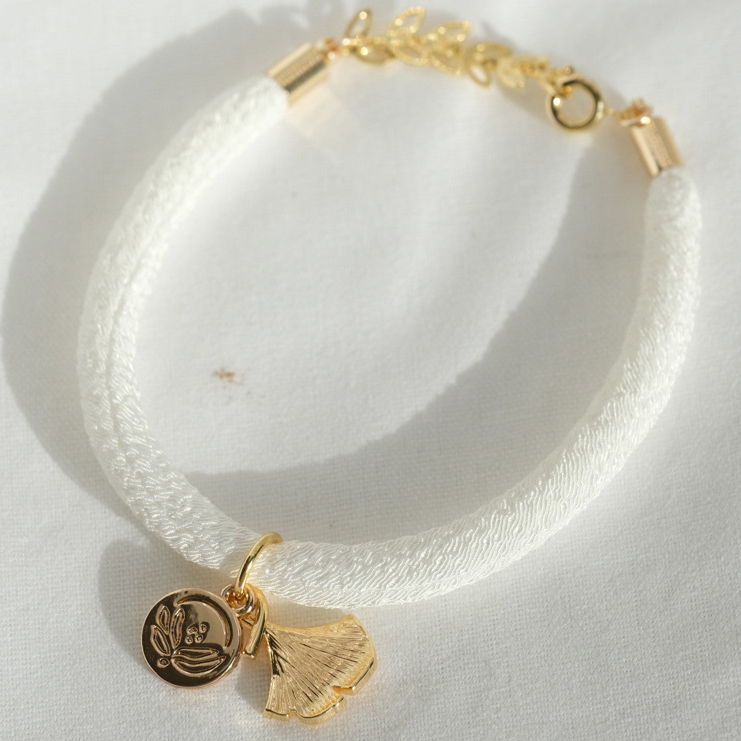 Japanisches Seidenarmband Weiss „Yon“ mit einem Ginkgoblatt
