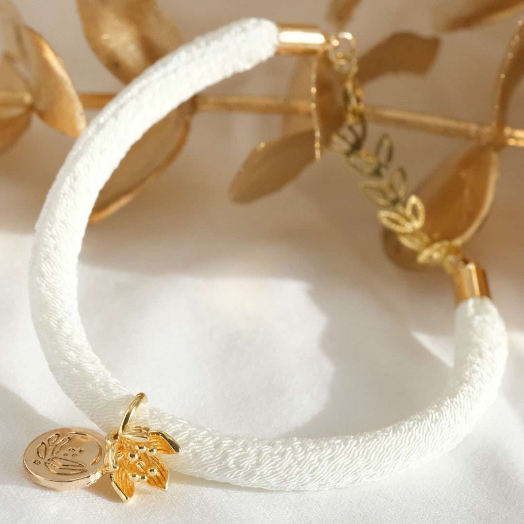 Japanisches Seidenarmband Weiss „Yon“ mit einer Kirschblüte