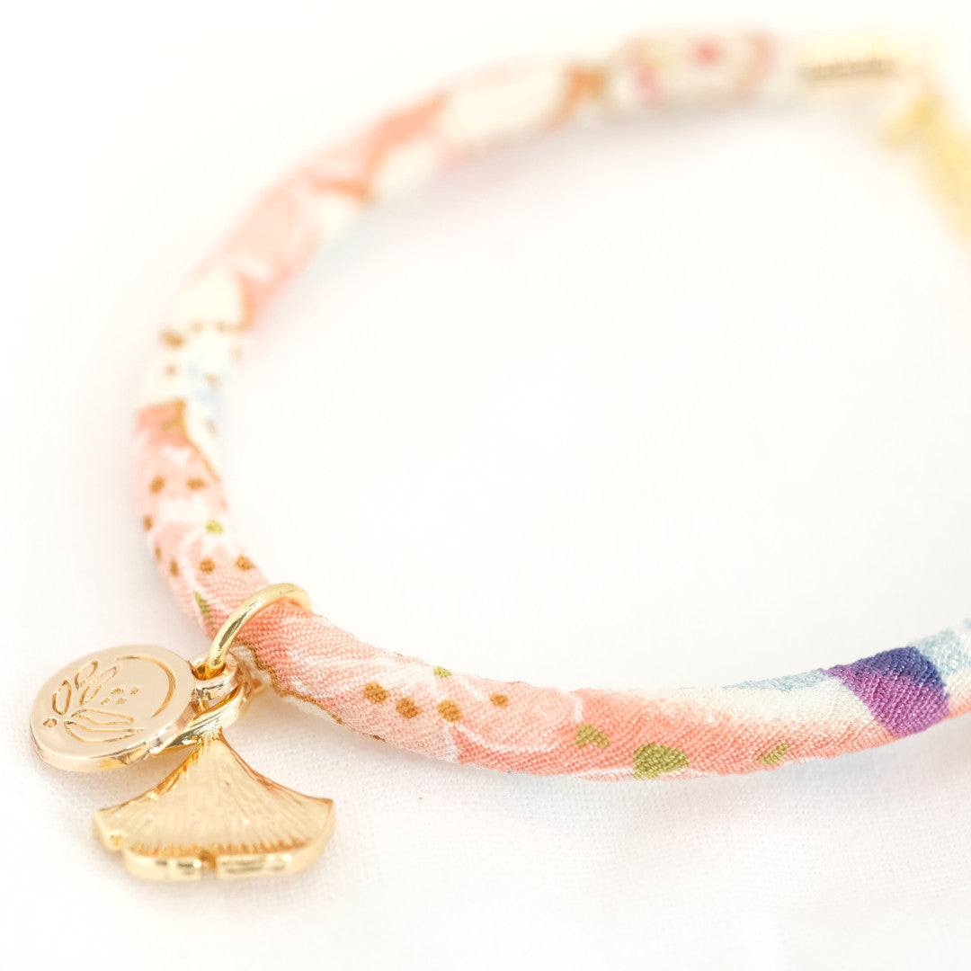 Individualisiert Japanisches Seidenarmband Rosa „Yon“ mit einem Ginkgoblatt Anhänger