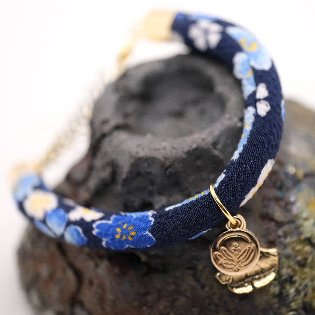 Japanese silk bracelet Sakura blue &quot;Hachi&quot; with a gingko leaf