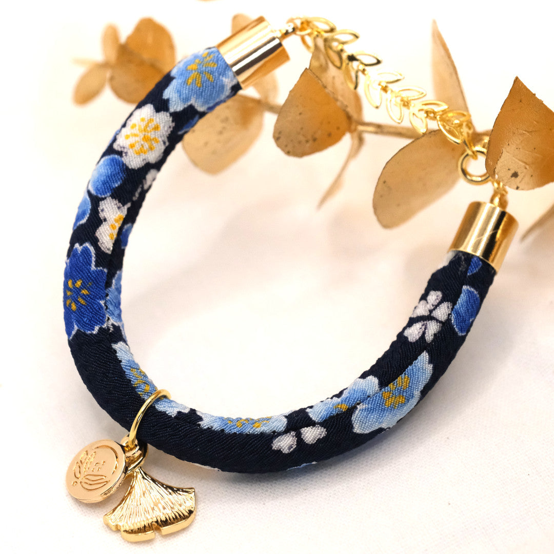 Individualisiert Japanisches Seidenarmband Sakura Blau „Hachi“ mit einem Ginkgoblatt