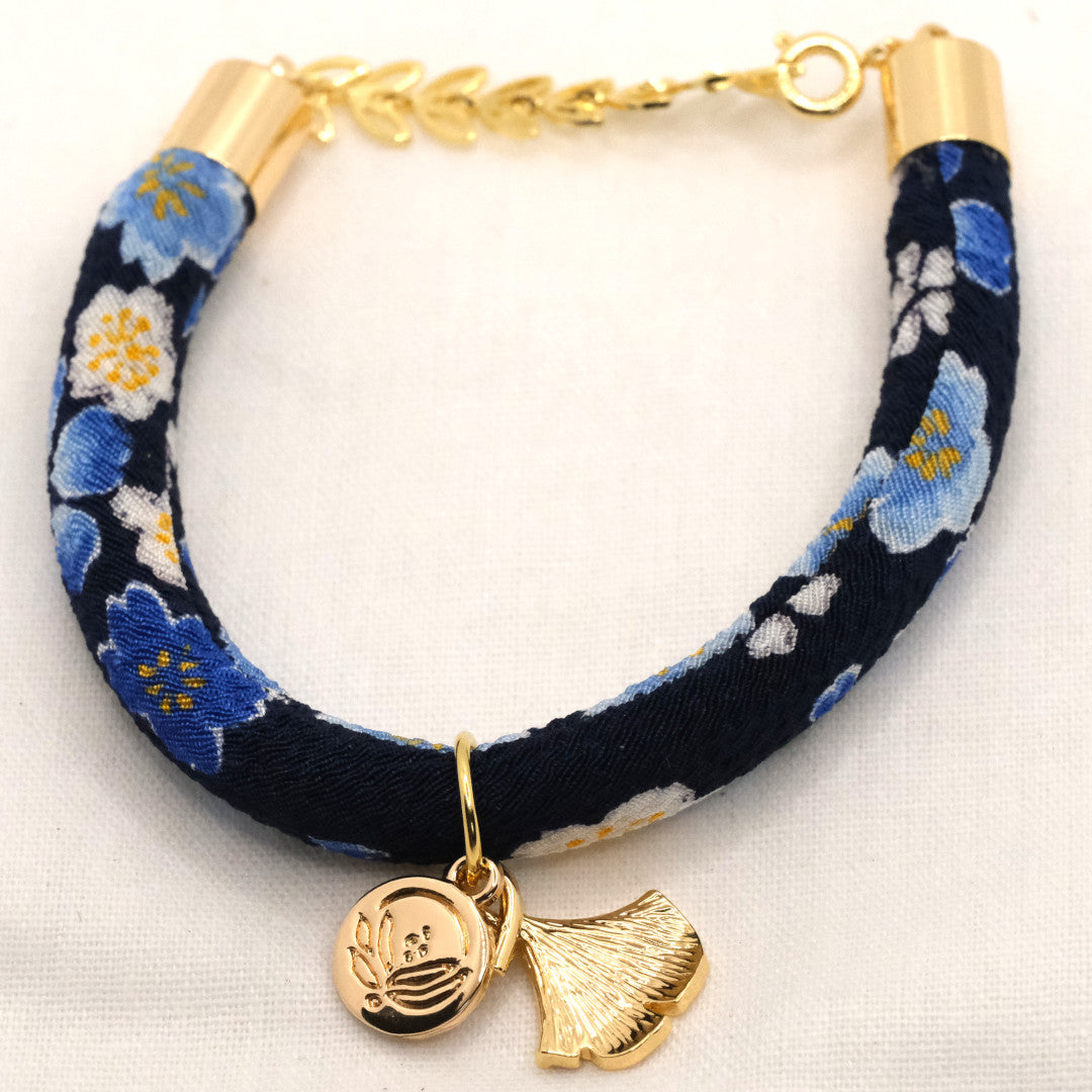 Individualisiert Japanisches Seidenarmband Sakura Blau „Hachi“ mit einem Ginkgoblatt