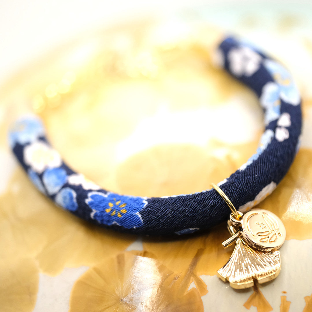 Japanese silk bracelet Sakura blue &quot;Hachi&quot; with a gingko leaf
