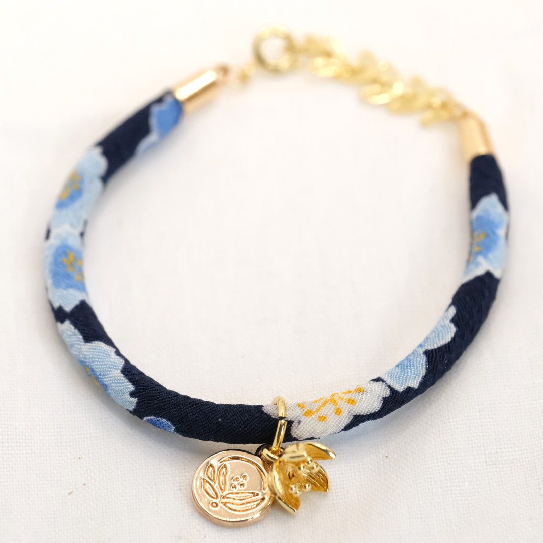 Japanisches Sakura Seidenarmband Blau „Yon“ mit einer Kirschblüte