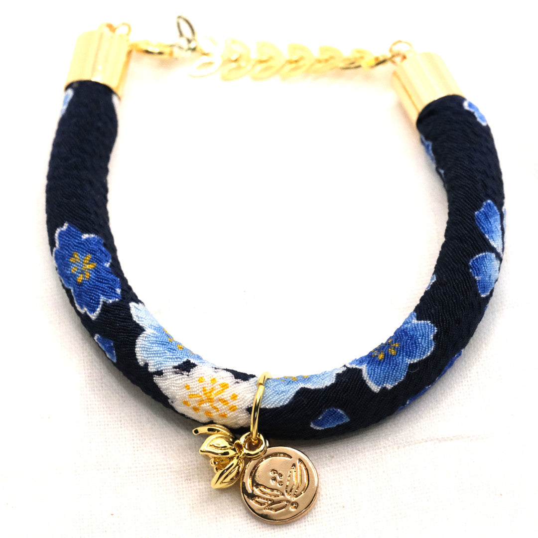 Japanisches Seidenarmband Sakura Blau „Hachi“ mit einer Kirschblüte