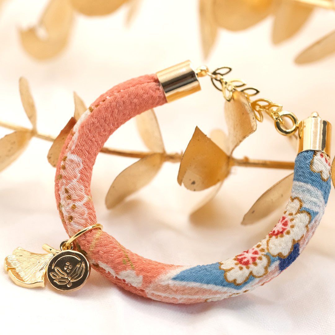 Individualisiert Japanisches Seidenarmband Rosa Sakura „Hachi“ mit einem Ginkgoblatt