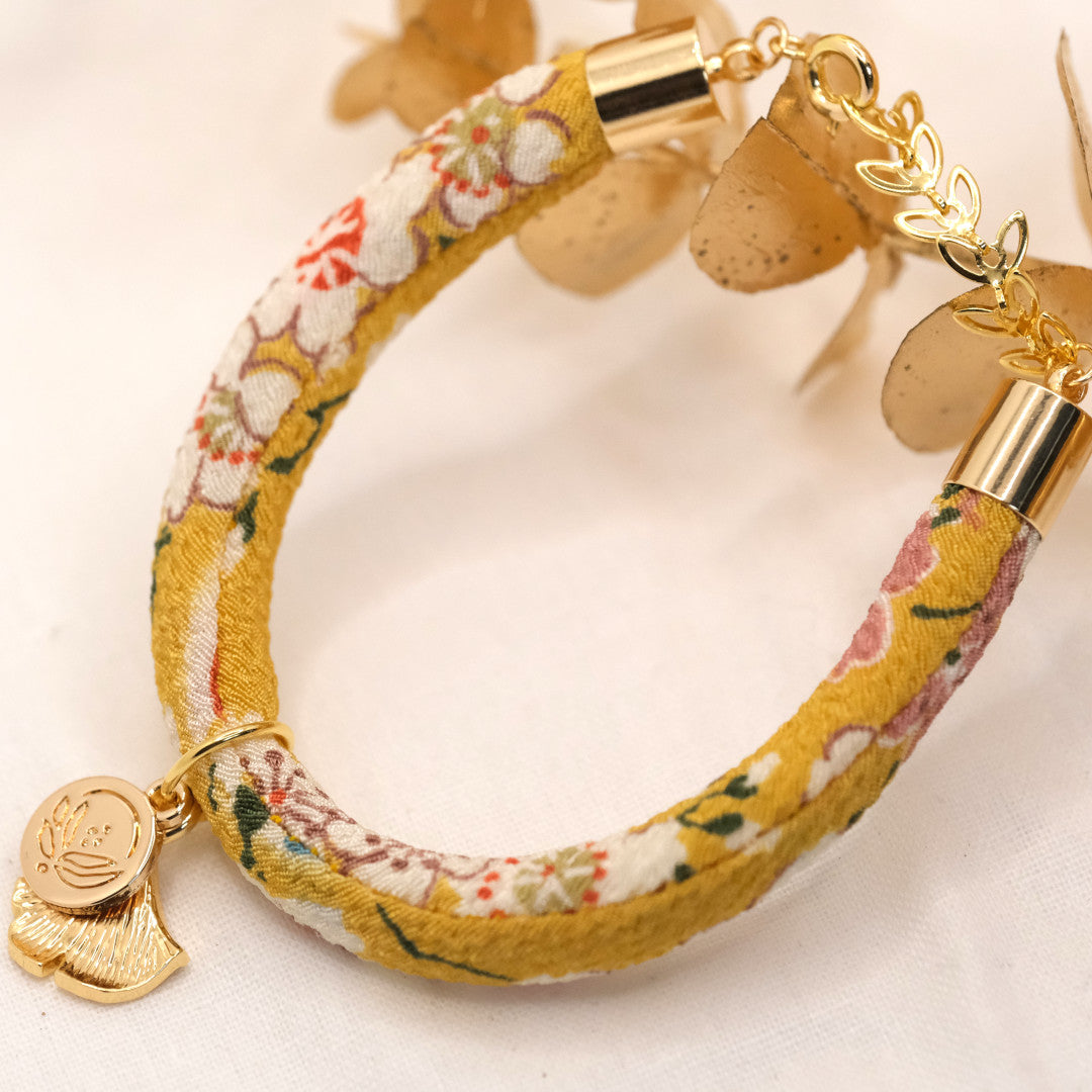 Individualisiert Japanisches Seidenarmband Sakura Gelb „Hachi“ mit einem Ginkgoblatt