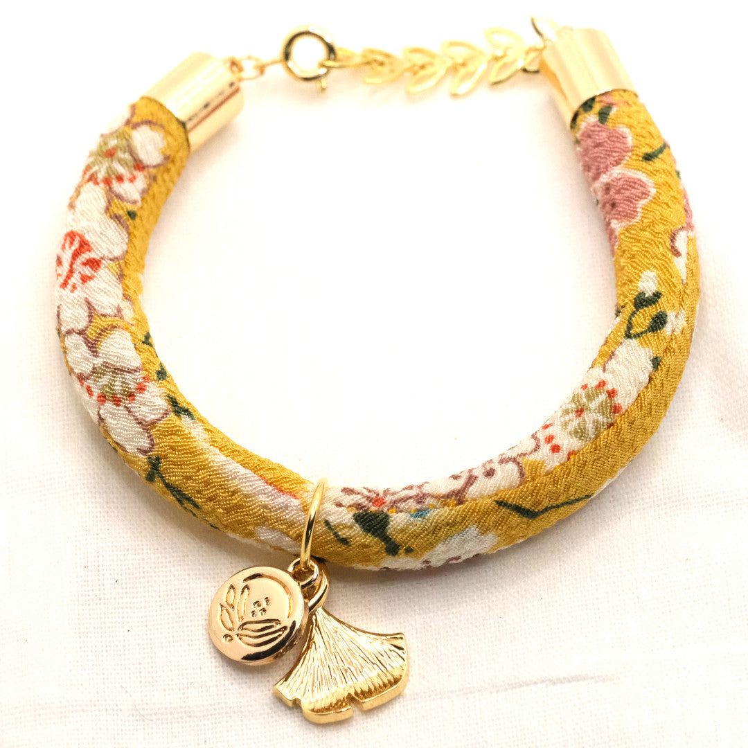 Individualisiert Japanisches Seidenarmband Sakura Gelb „Hachi“ mit einem Ginkgoblatt