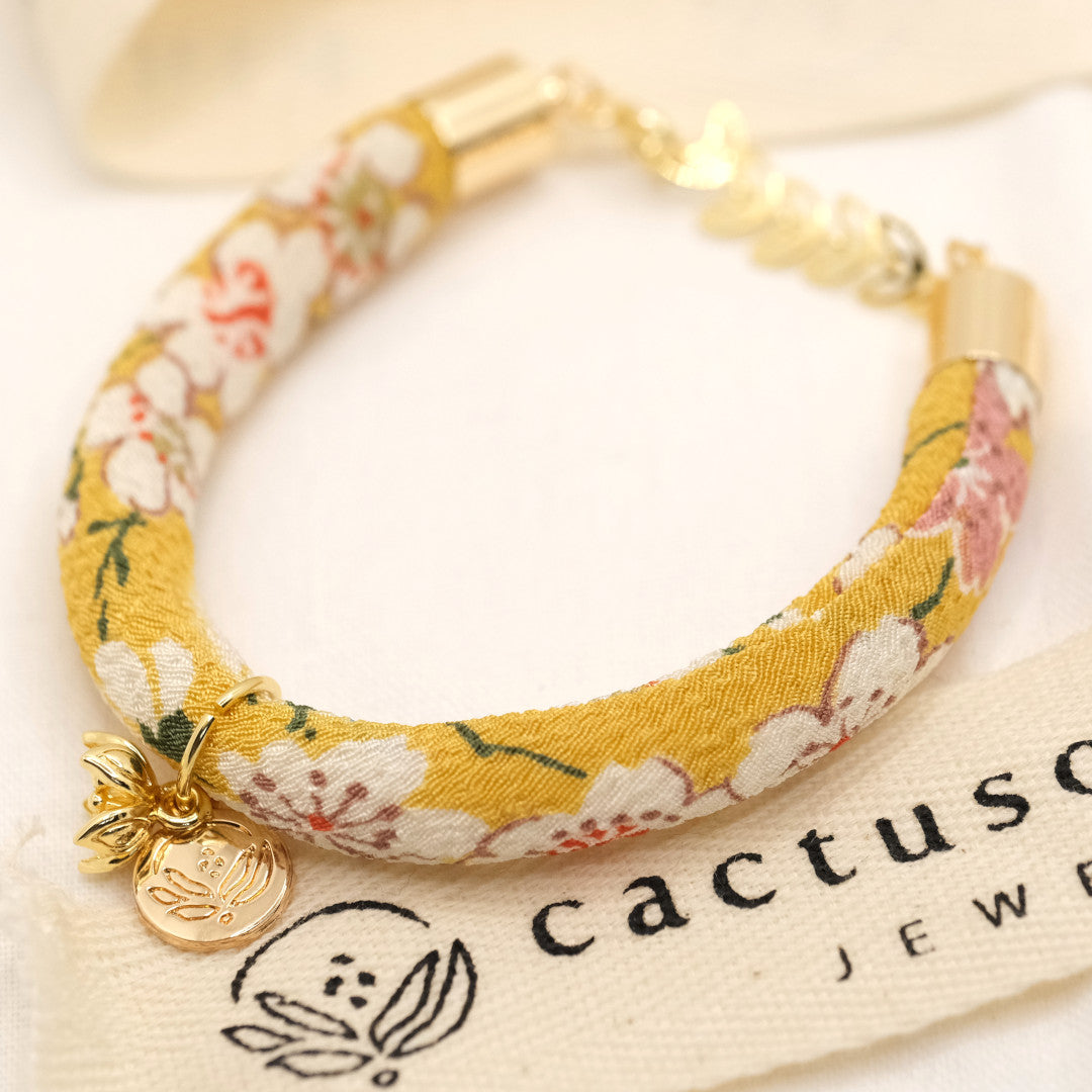 Bracelet japonais en soie Sakura Jaune &quot;Hachi&quot; avec une fleur de cerisier
