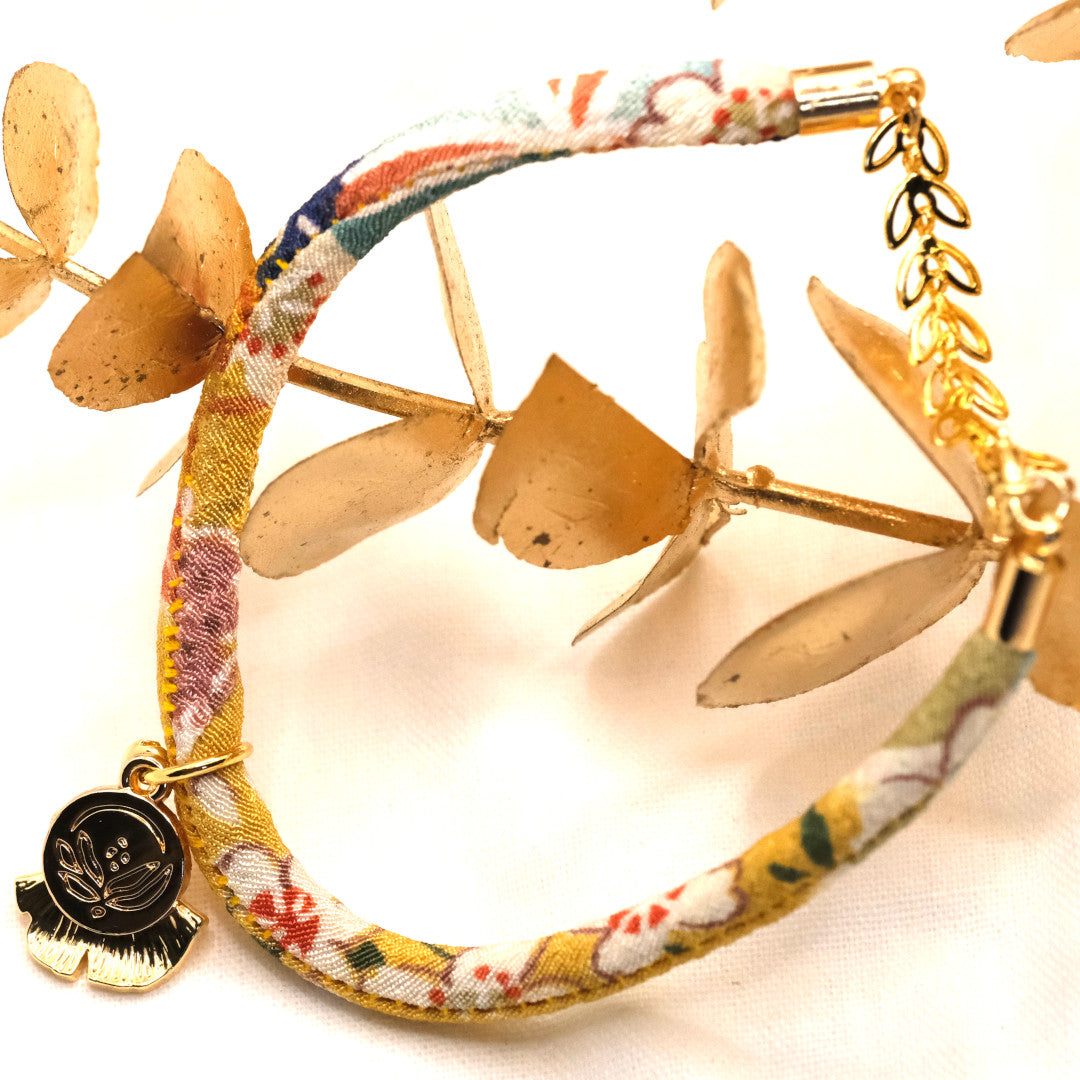 Individualisiert Japanisches Sakura Seidenarmband Gelb „Yon“ mit einem Ginkgoblatt