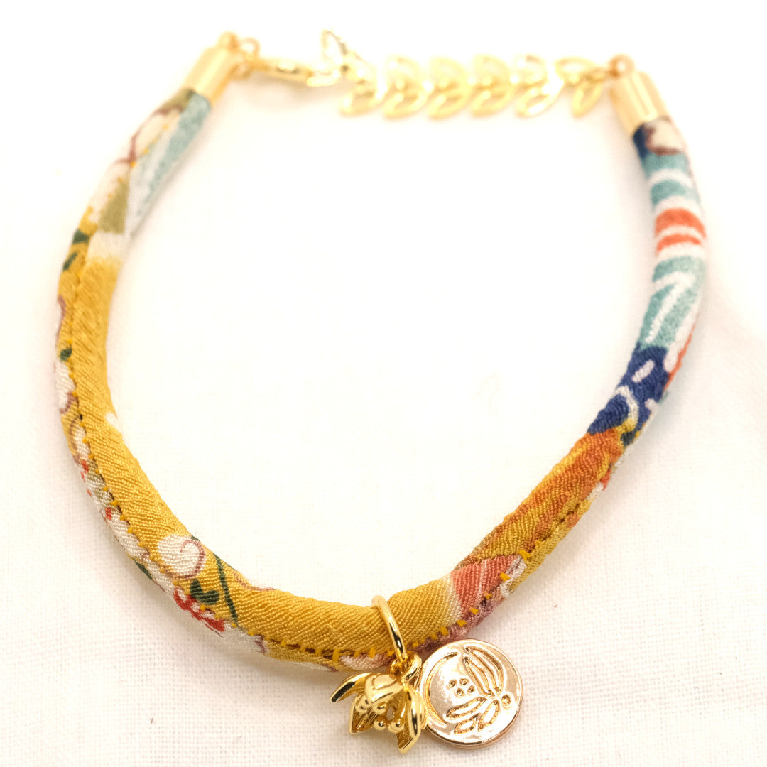 Japanisches Sakura Seidenarmband Gelb „Yon“ mit einer Kirschblüte