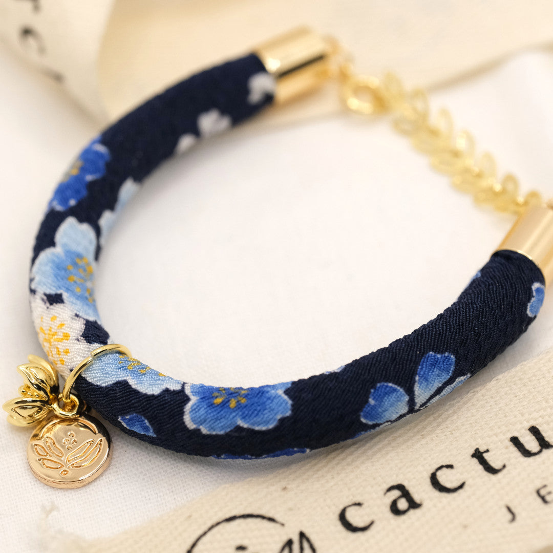 Japanisches Seidenarmband Sakura Blau „Hachi“ mit einer Kirschblüte