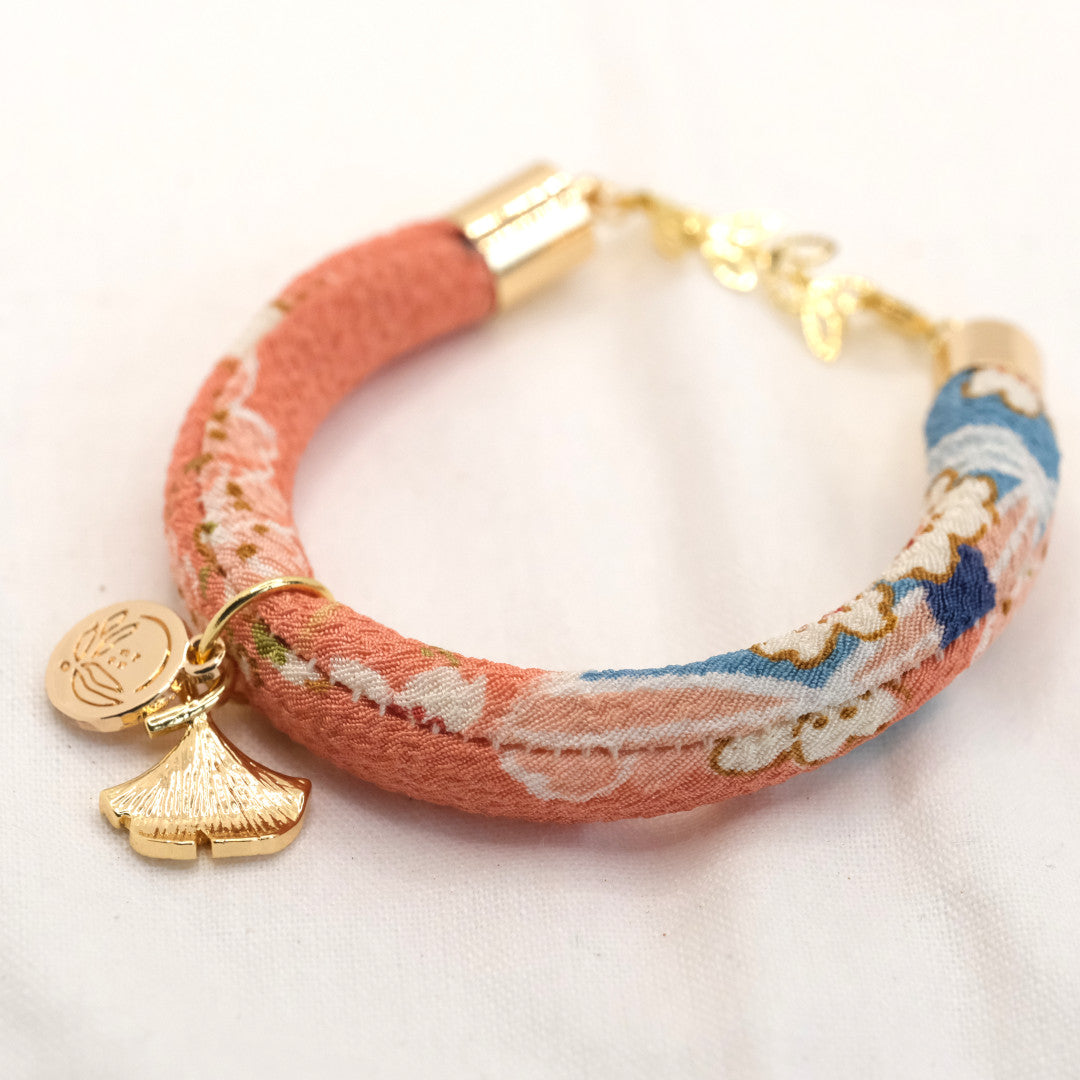 Individualisiert Japanisches Seidenarmband Rosa Sakura „Hachi“ mit einem Ginkgoblatt
