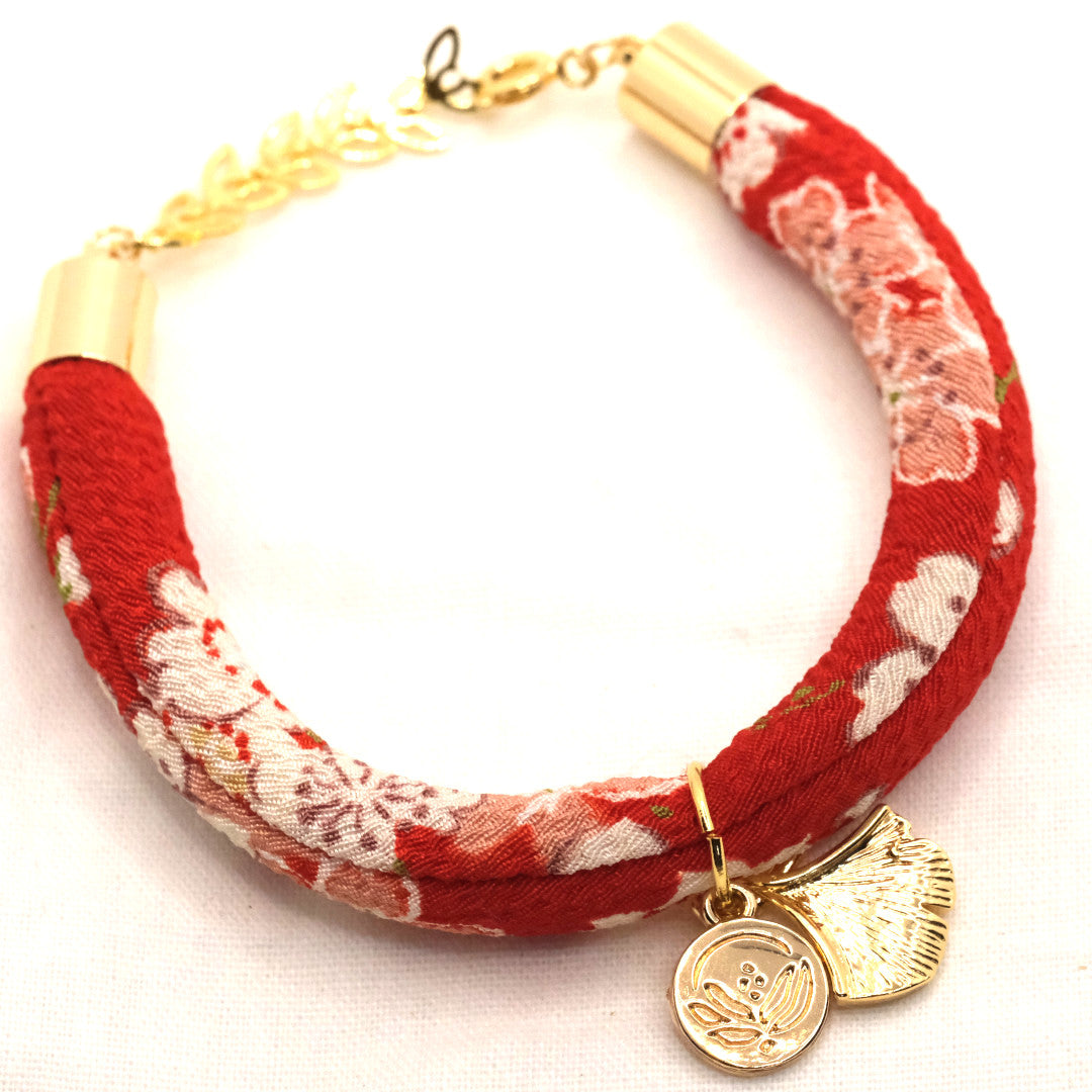 Individualisiert Japanisches Seidenarmband Sakura Rot „Hachi“ mit einem Ginkgoblatt