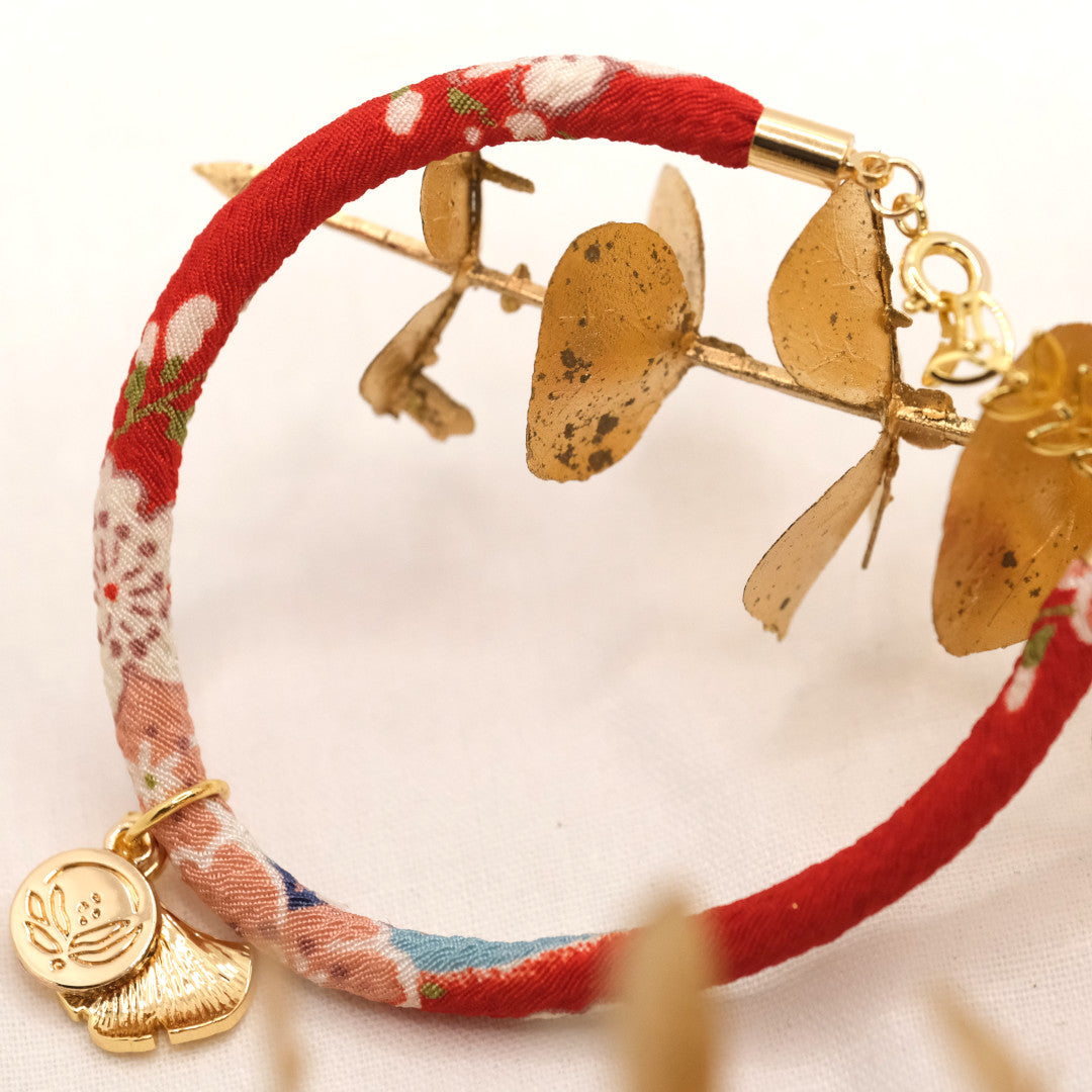 Japanisches Sakura Seidenarmband Rot „Yon“ mit einem Ginkgoblatt