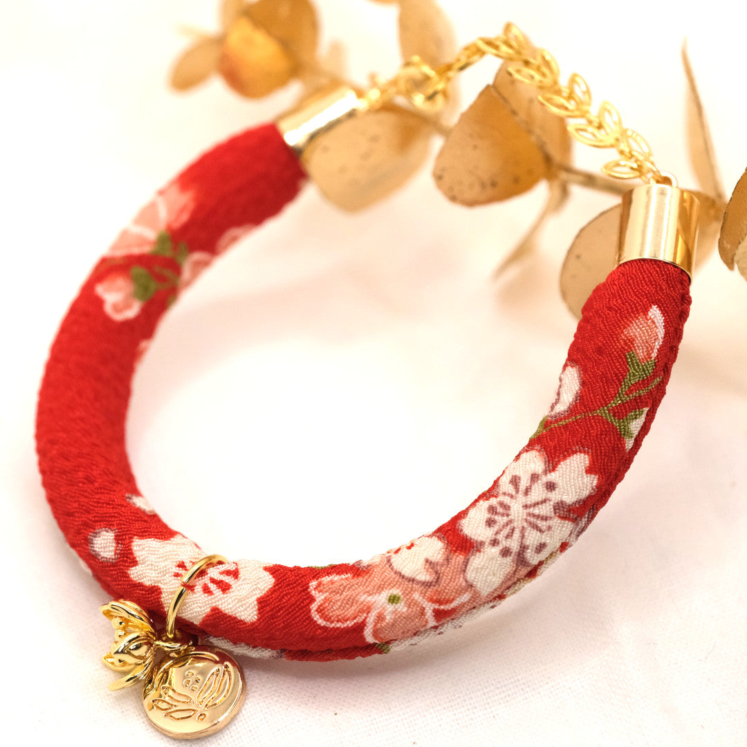 Bracelet japonais en soie Sakura Rouge &quot;Hachi&quot; avec une fleur de cerisier