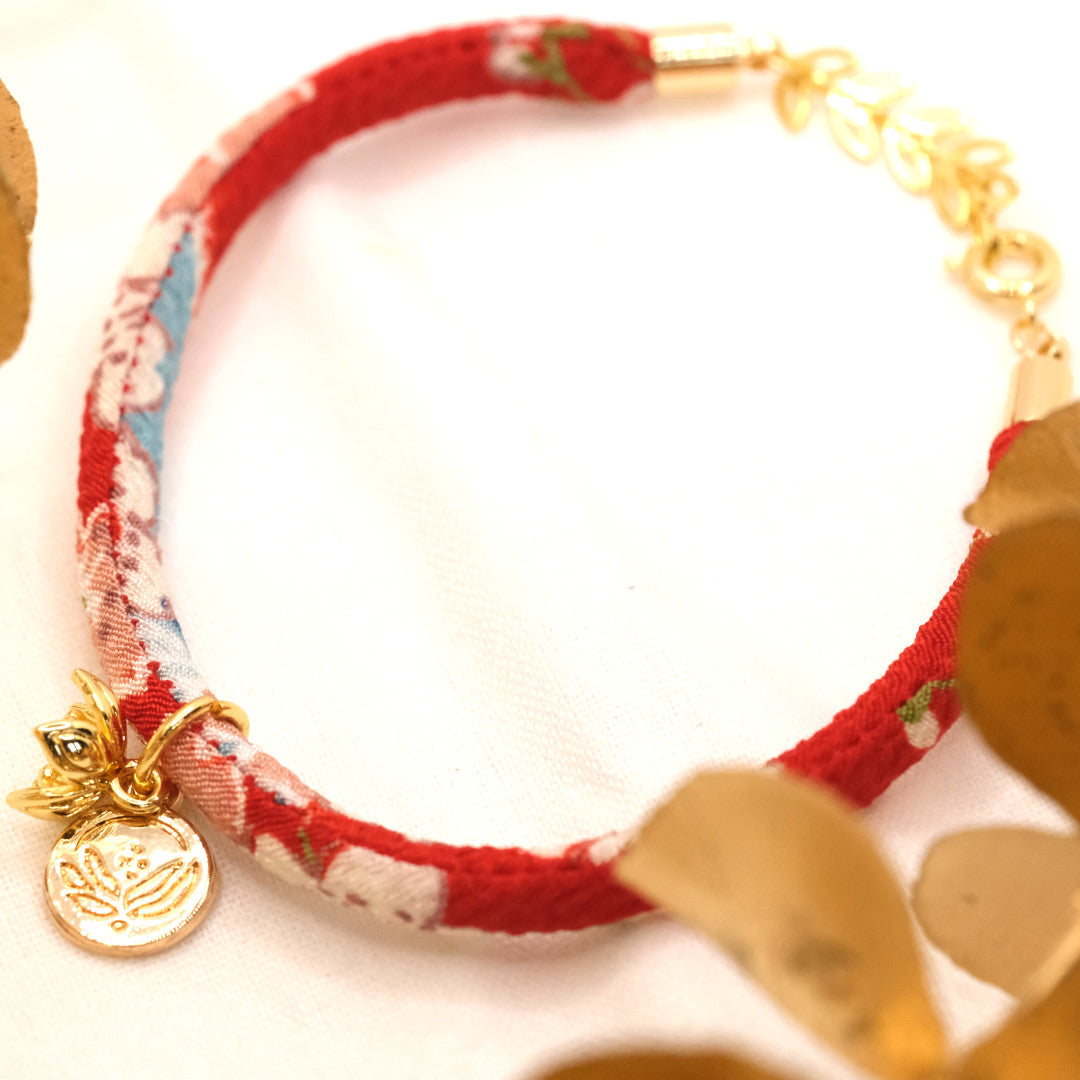 Bracelet japonais Sakura en soie rouge &quot;Yon&quot; avec une fleur de cerisier