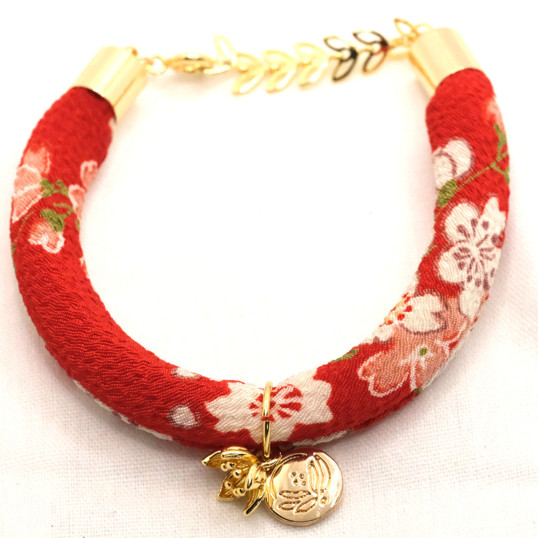 Individualisiert Japanisches Seidenarmband Sakura Rot „Hachi“ mit einer Kirschblüte