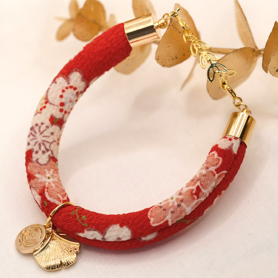 Individualisiert Japanisches Seidenarmband Sakura Rot „Hachi“ mit einem Ginkgoblatt