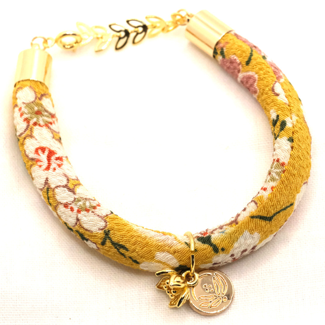 Bracelet japonais en soie Sakura Jaune &quot;Hachi&quot; avec une fleur de cerisier