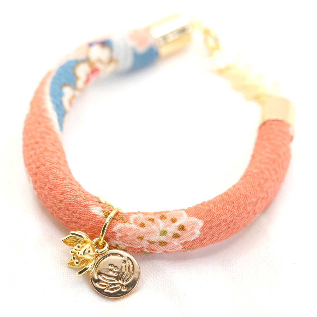 Individualisiert Japanisches Seidenarmband Rosa Sakura „Hachi“ mit einer Kirschblüte