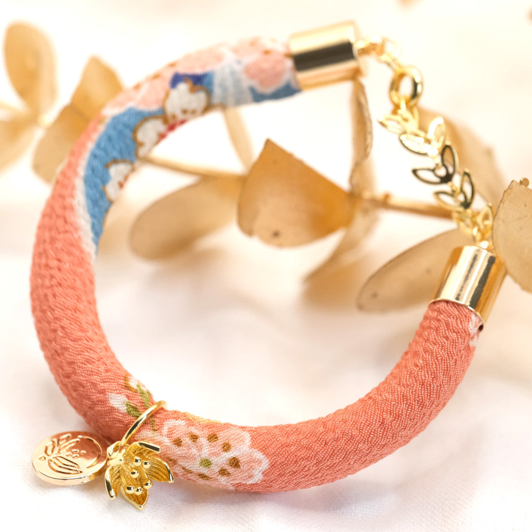 Individualisiert Japanisches Seidenarmband Rosa Sakura „Hachi“ mit einer Kirschblüte