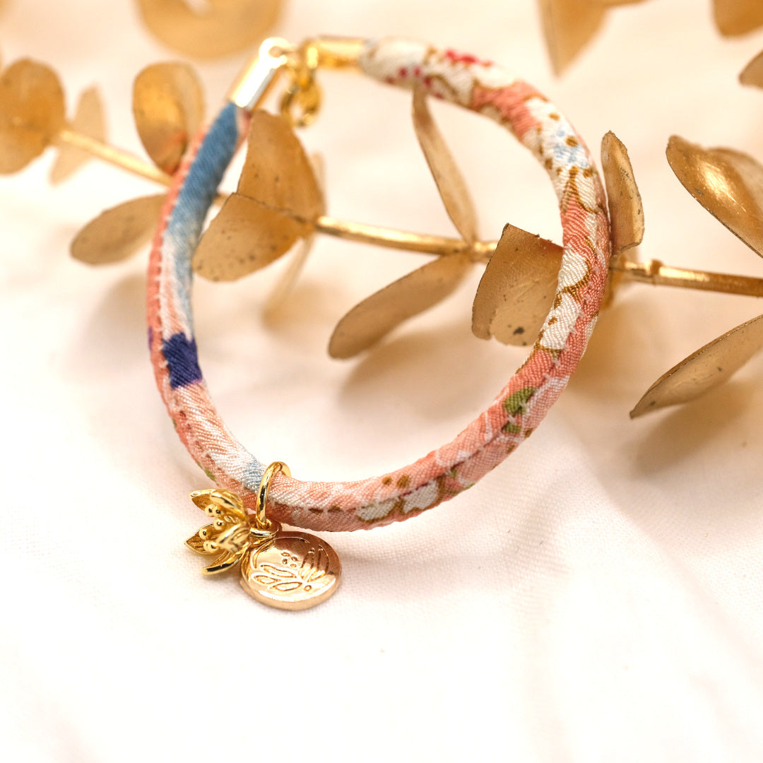 Individualisiert Japanisches Sakura Seidenarmband Rosa „Yon“ mit einer Kirschblüte
