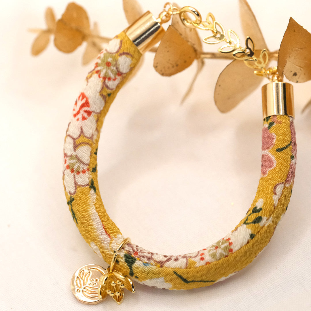 Individualisiert Japanisches Seidenarmband Sakura Gelb „Hachi“ mit einer Kirschblüte