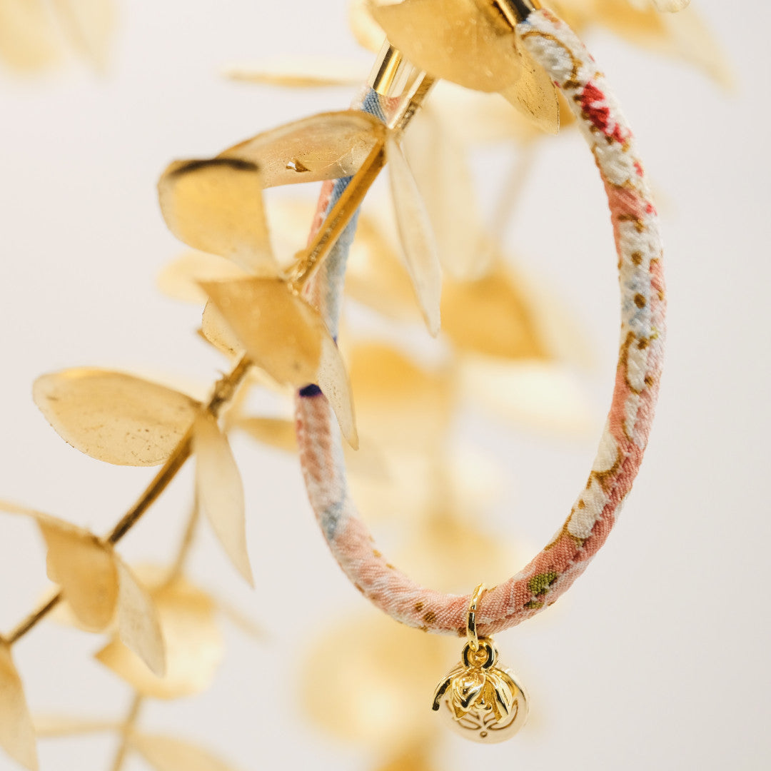 Bracelet japonais en soie sakura rose &quot;Yon&quot; avec une fleur de cerisier